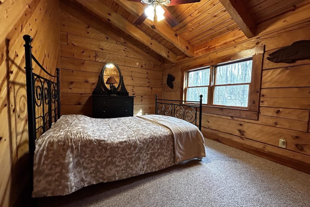 Alpine Lake Cabin | There is nothing like getting cozy at the Cozy Cabin!!! An amazing 3 bedroom cabin open year round.