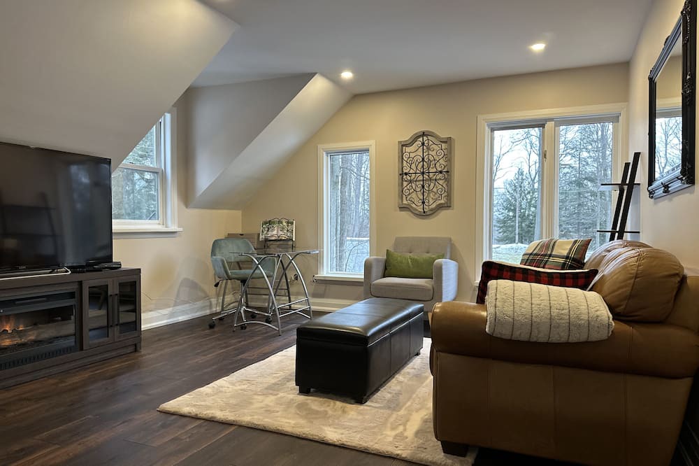 Milton Cottage | Beautiful Cozy Country Cottage 5 Minutes From 401 Guelph Line