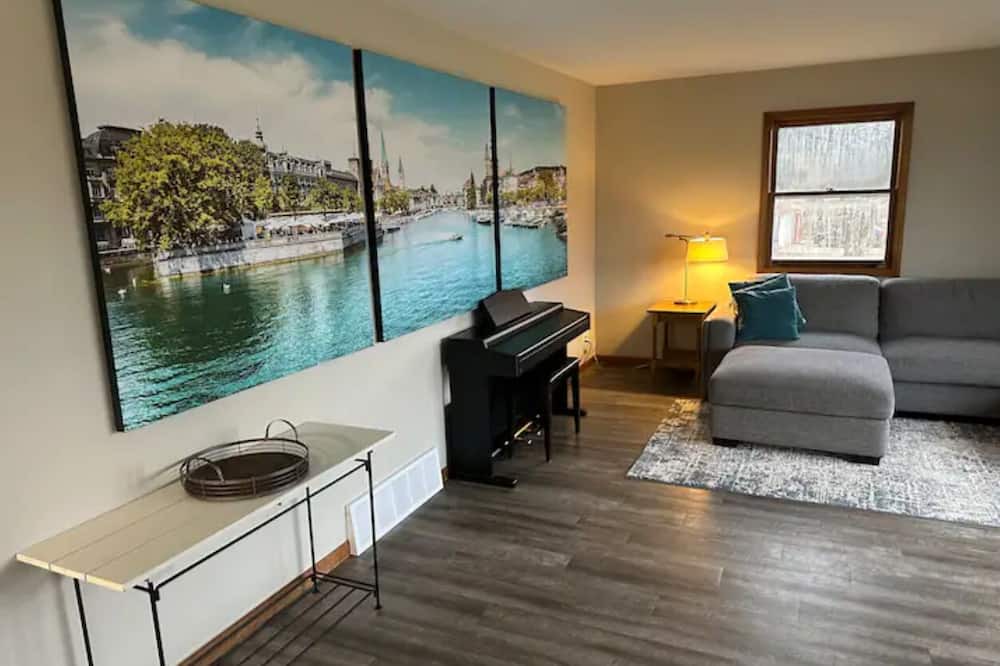 Walker House | Cozy spacious house with spectacular views of the Grand River