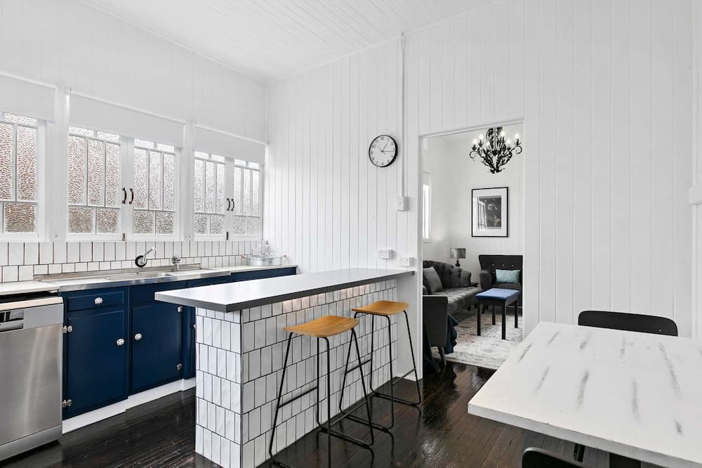 Maryborough House | Retro on walker Near hospital