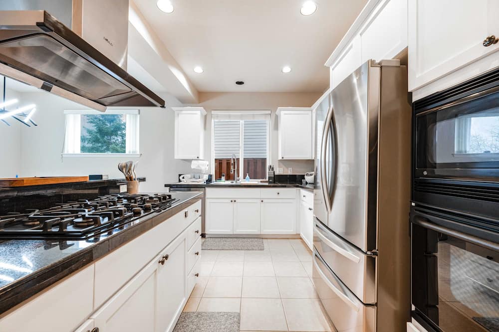 Hillsboro House | Suburban Serenity on 58th Ave