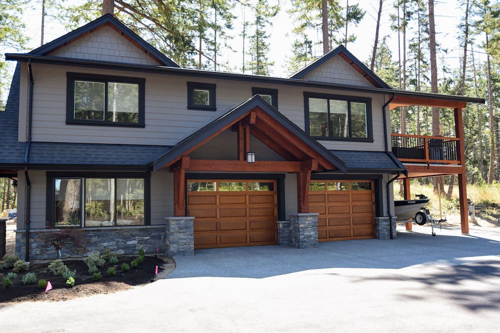 Comox House | The Eagles Nest - just a 5 minute walk to the beach!