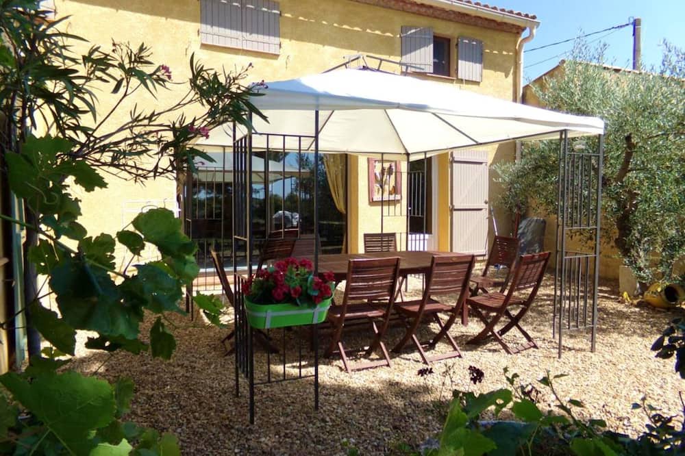 Bellegarde Apartment | Homerez - Nice appartement for 6 ppl. with shared pool and terrace at Bellegarde