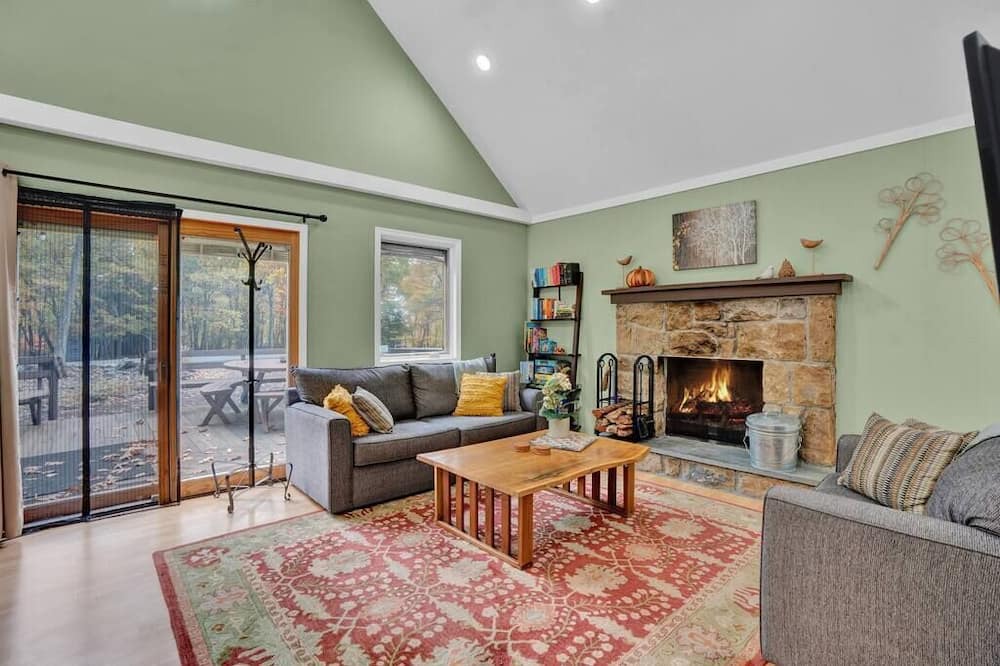 Lake Harmony Estates Cottage | Hot Tub/King Bed/Firepit/Fireplace/Grill/Near Ski