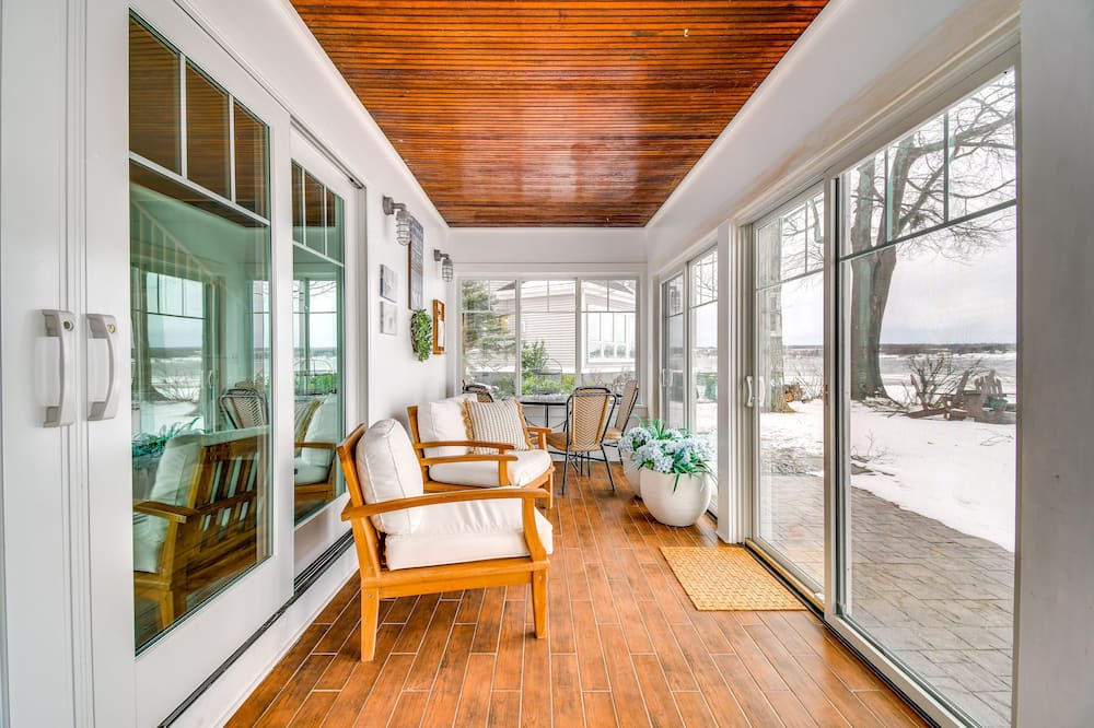 Town of Owasco Cottage | Tranquil Auburn Lakehouse w/ Sunroom & Game Room!