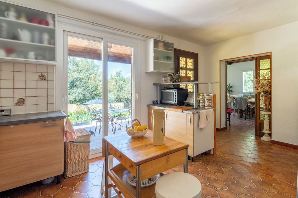 Sabran House | Holiday Home 'Vacances Dans Le Gard' with Private Garden and Wi-Fi