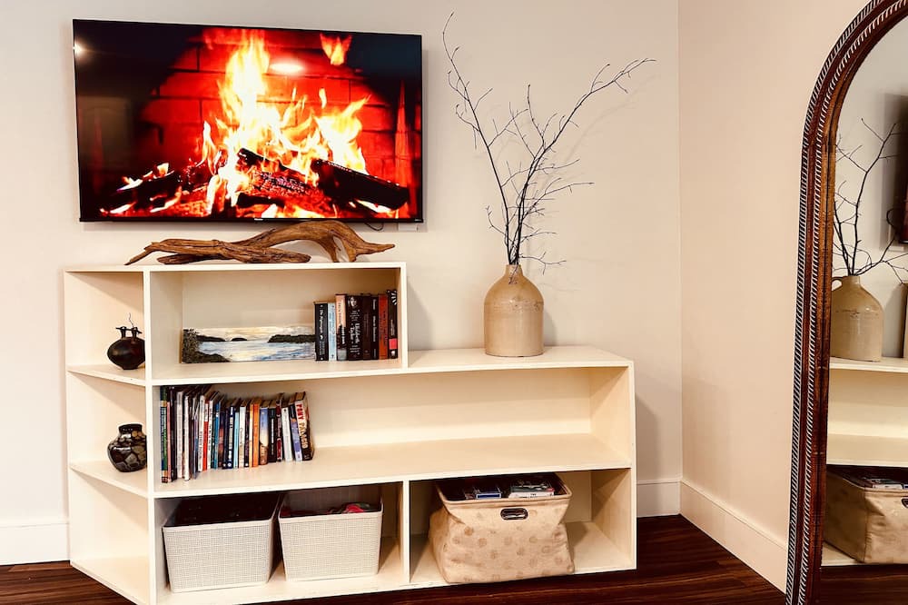 Waterbury Apartment | Cozy centrally located private apartment with garage parking. Pet friendly