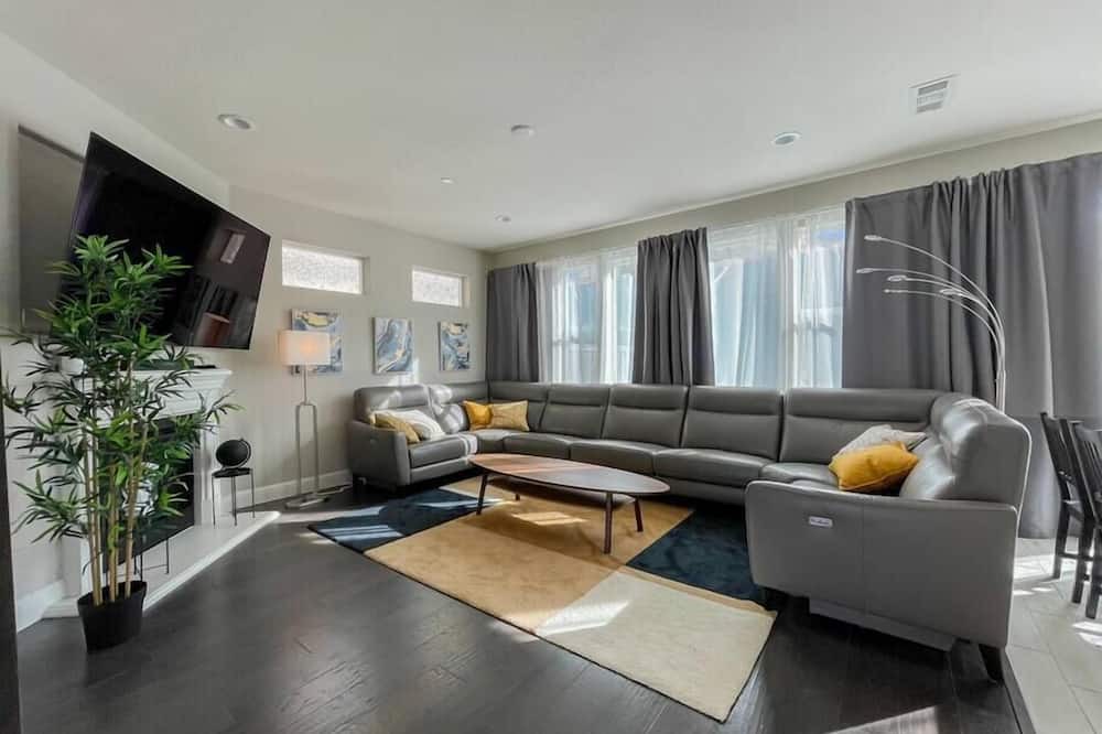 Pittsburg House | New & Big is better! Just listed