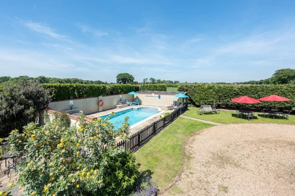 Colchester Cottage | Two Bedroom Duplex - Shared Pool