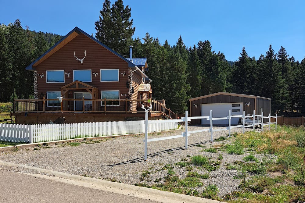 Bellevue Cottage | Mountain cottage huge master bedroom pet friendly sauna, hot tub, deck