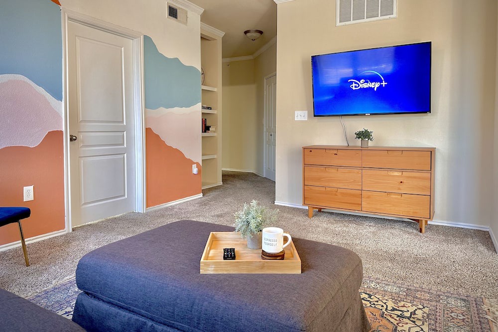 Sherman Apartment | Spacious Sunset Getaway w/ hot tub/gym/pool in an amazing centralized location