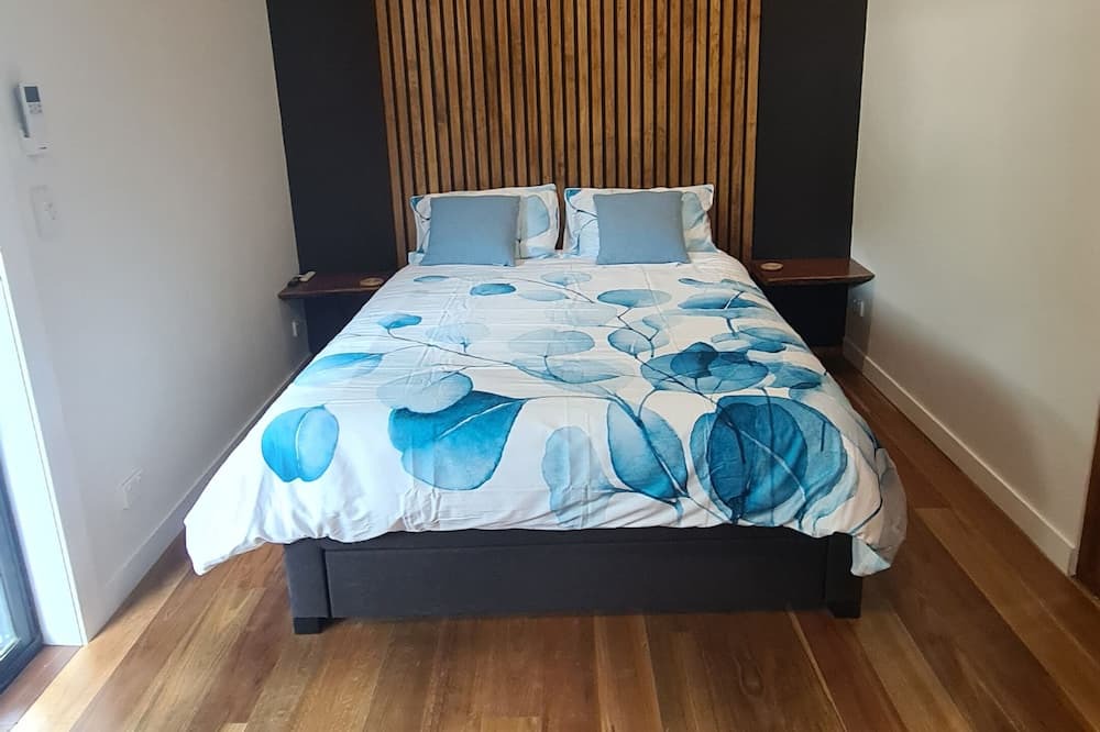 Jubilee Pocket Apartment | Private Getaway - free parking - room for boat