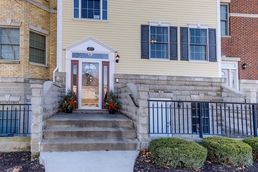 Bristol House | 3 Story Townhome 30 min to Milwaukee, 45 min to O'hare, 25 min to Lake Geneva