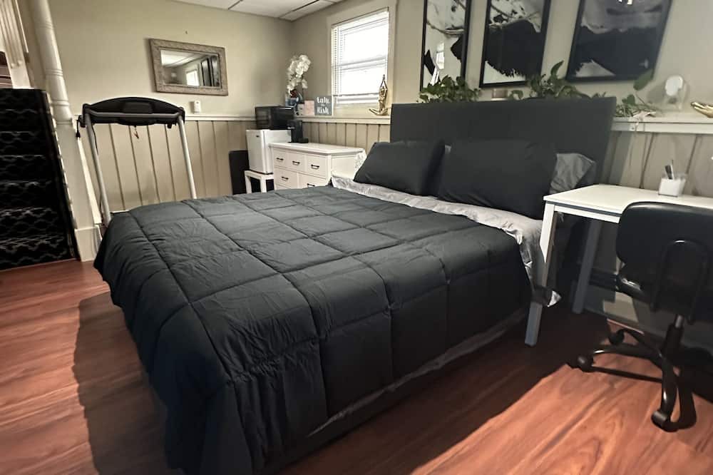 Hamden House | Immaculate Home in Quiet Neighborhood