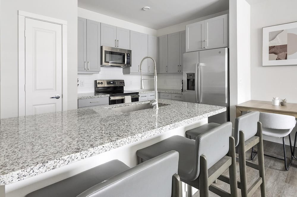 Spring Branch East Apartment | Modern Apartment in Prime Location (ID1403X425)