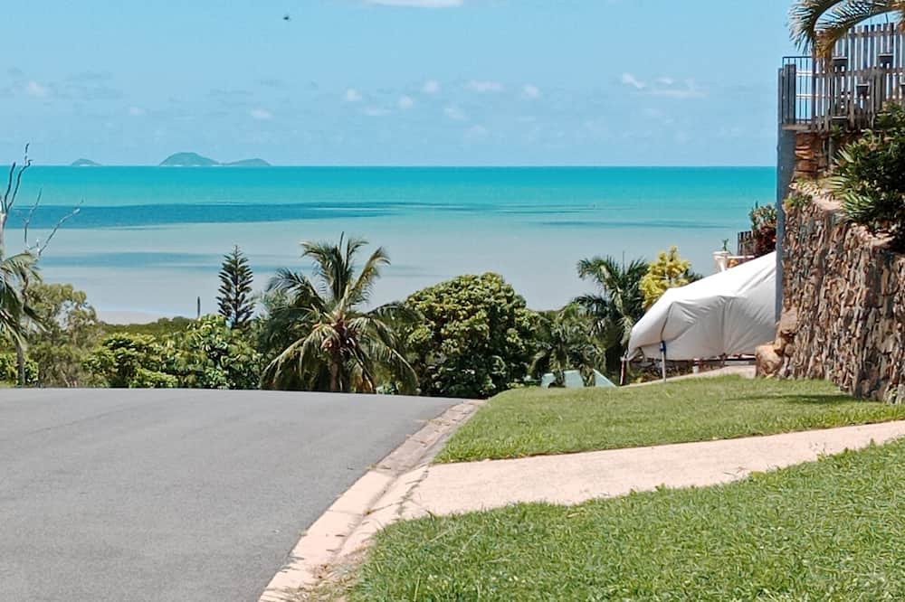 Cannonvale Apartment | Spacious granny flat on the ground floor, close to shops, beaches, town centre.