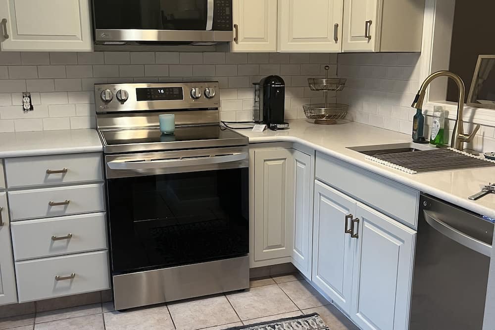 West Warwick Condo | 1 BR/1.5 Bath - 20 min from Beach!