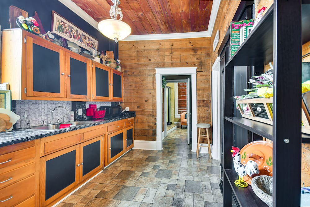 Dawn Apartment | Downtown Hereford Apartment: Dine, Shop + More!