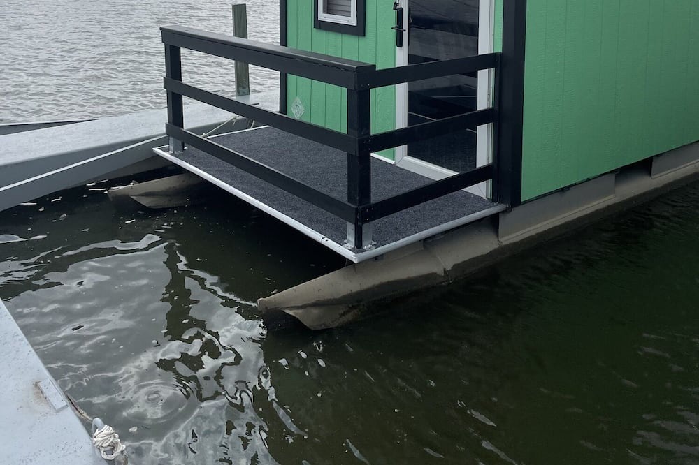 Sandusky Boat Rental | Escape on the Water-Tiny Houseboat @ SoLSTAY Resort