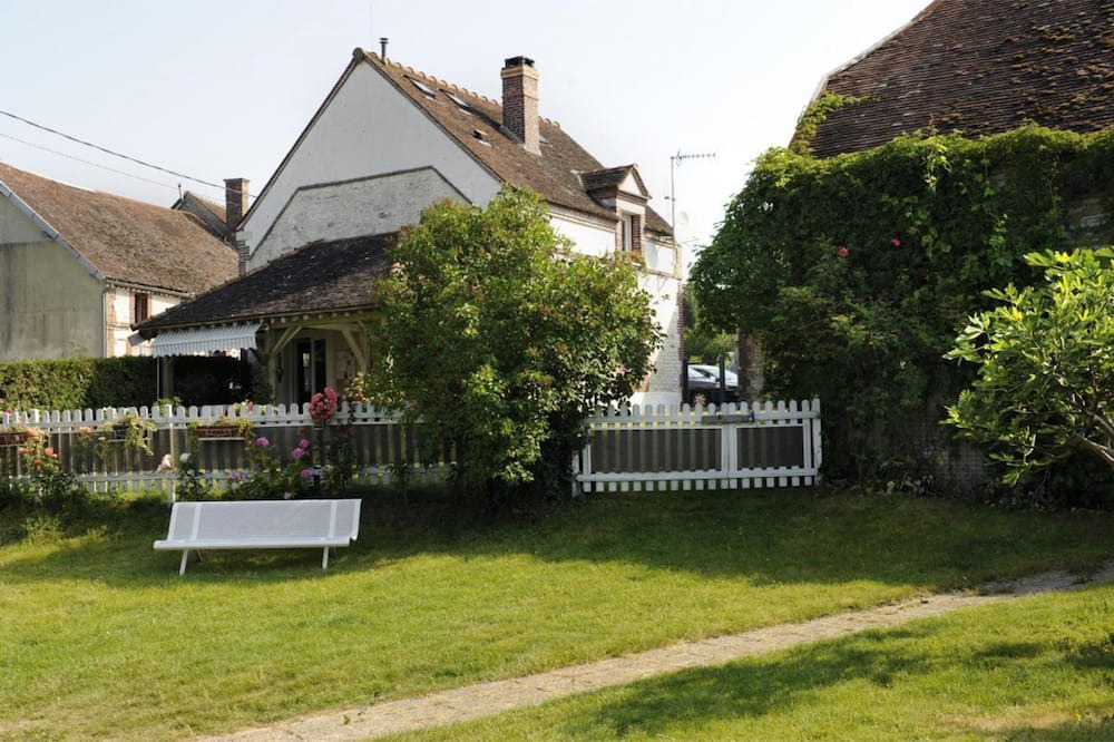 Eaux-Puiseaux Cottage | Cottage 'La Salle De Danse' with Private Terrace, Wi-Fi and Air Conditioning