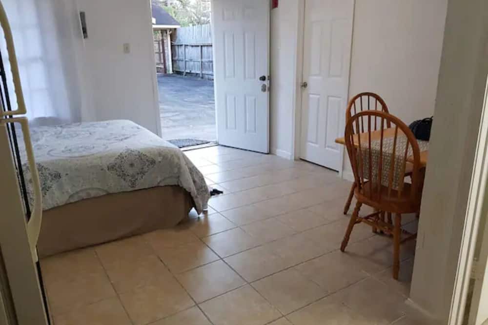 Brookhollow Apartment | Studio Apartment Close to Galleria