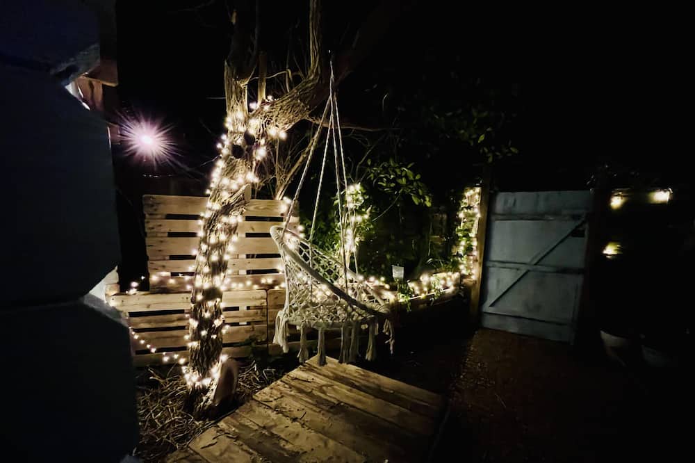 Felpham Cabin | Beautiful Cosy Garden Cabin, 5min walk to beach