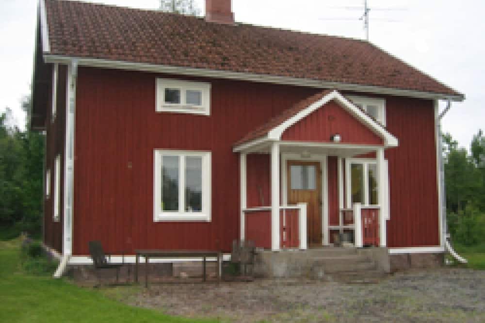 Storfors House | Holiday home in the Värmland forests with boat and internet