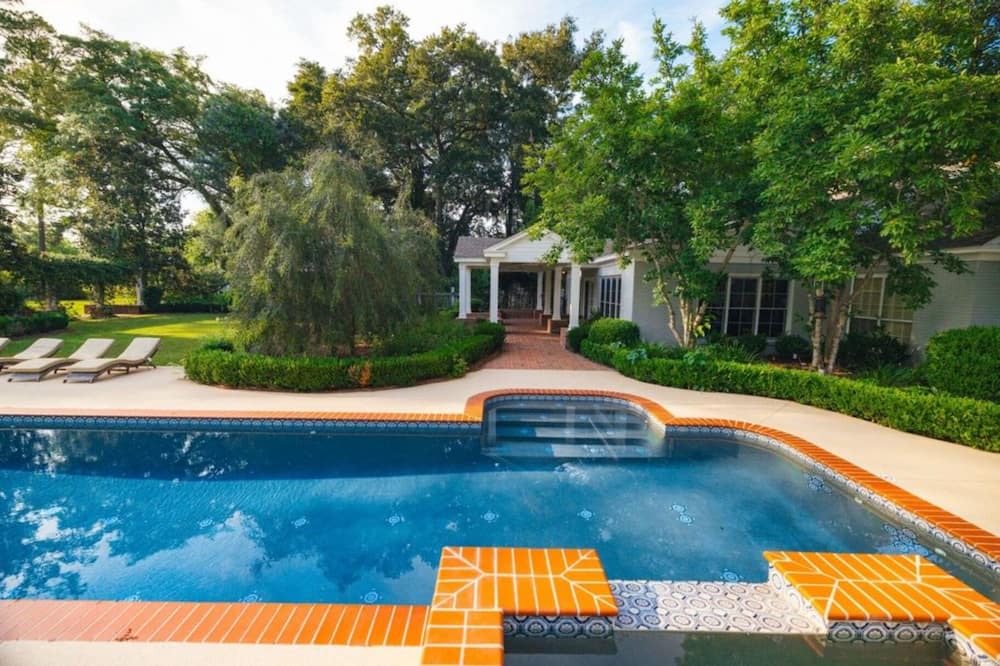 Valdosta House | Private Estate: 15 Acres, Lap Pool, 6,000 Sqft, Pond, Sleeps 15
