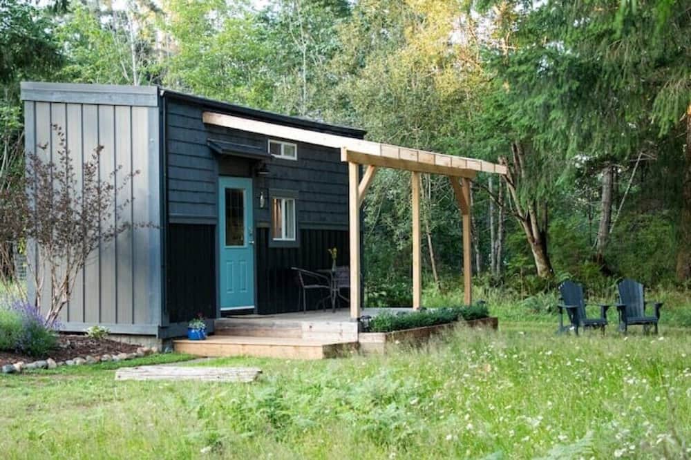 Courtenay House | Sweet Tiny Home on Blueberry Farm close to Ocean