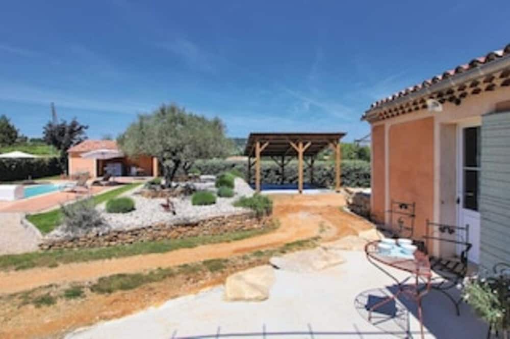 Mormoiron House | Holiday Home 'Gîte En Campagne Piscine Chauffée' with Mountain View, Garden and Wi-Fi