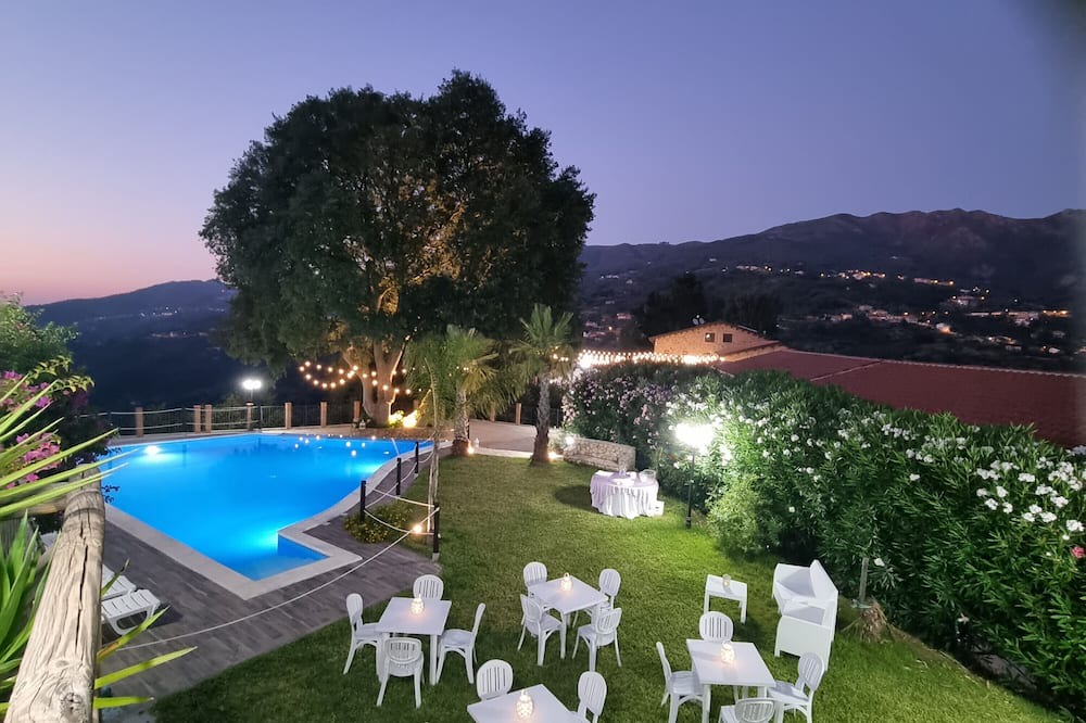 Sant'Angelo di Brolo House | Holiday Home 'Arcaloro Resort Rooms Infinito' with Sea View, Wi-Fi and Air Conditioning