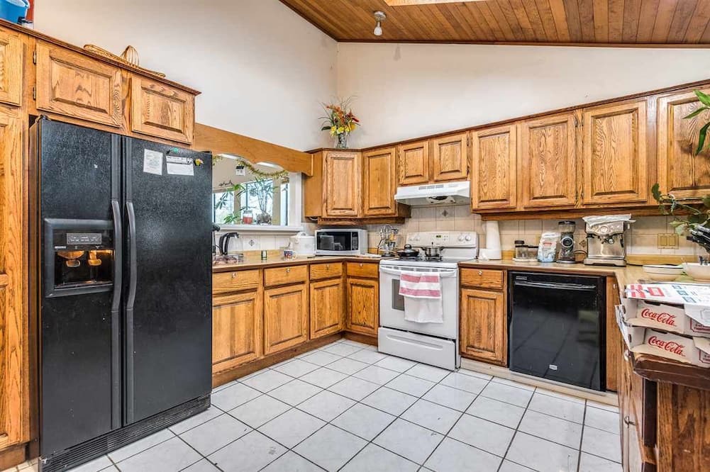 Fleetwood House | Stylish & Beautiful Room in Surrey (Close to Amenities)