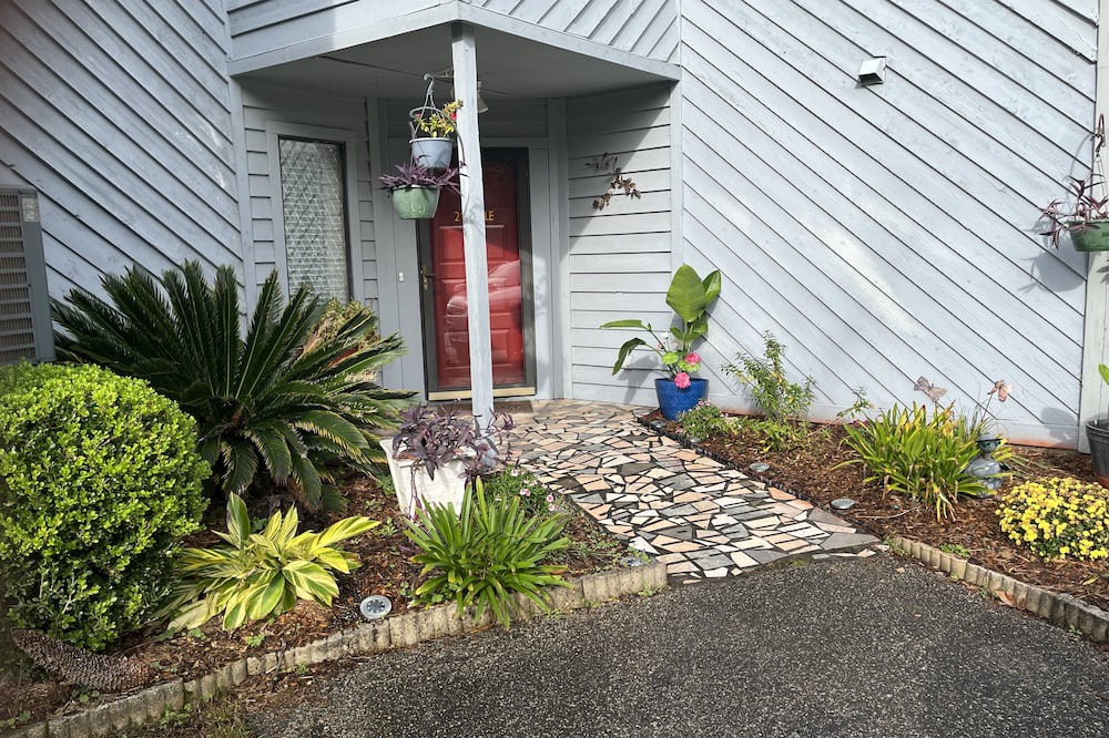 Hanahan House | Beautiful Townhome with 2 Master Suites