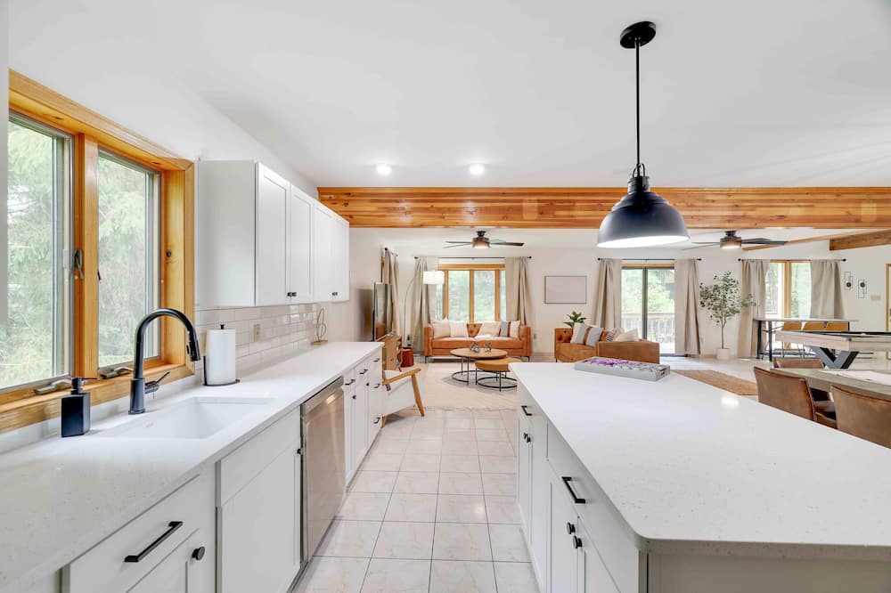Lake Harmony Villa | Hot Tub | Deck w/Grill | Pool Table | King Beds