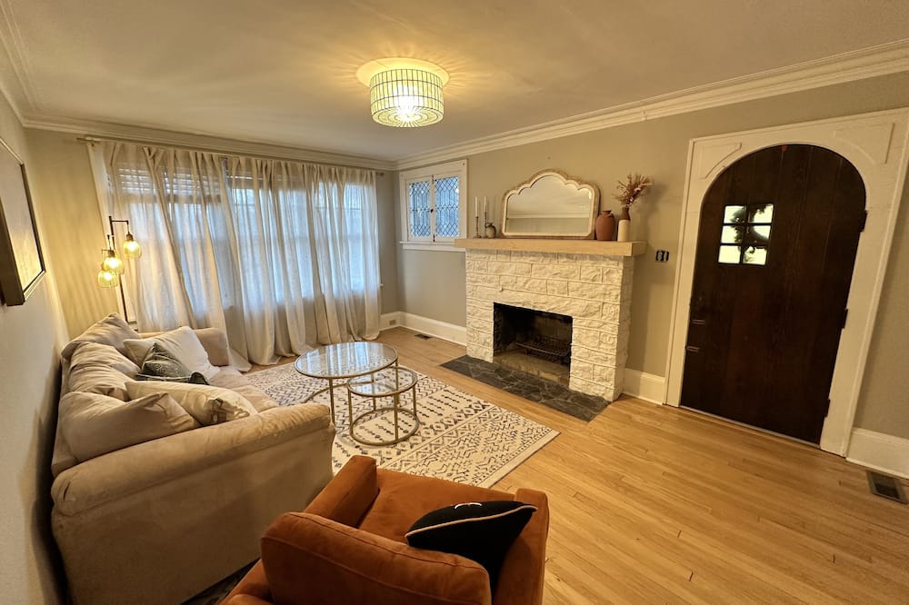 Bedford House | The Cozy Cottage in Bedford. Perfect for a friendly getaway or business stay!