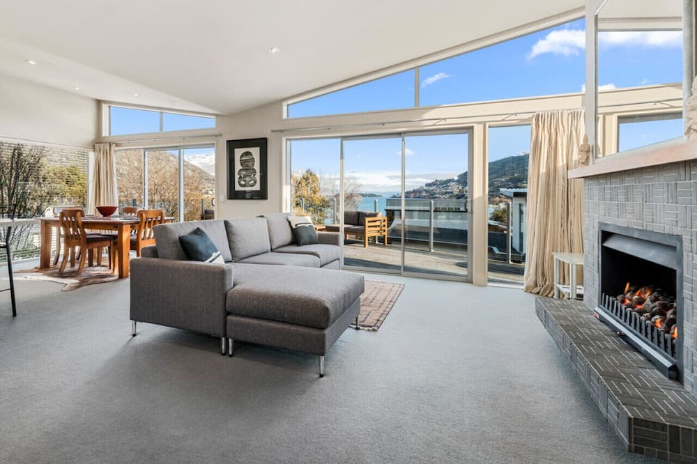 Frankton House | Lake Views on Yewlett