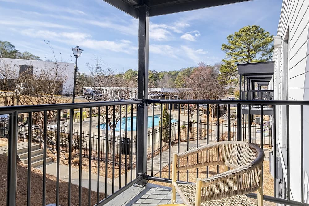 Homewood Apartment | Modern Apartment in Prime Location (ID1403X449)