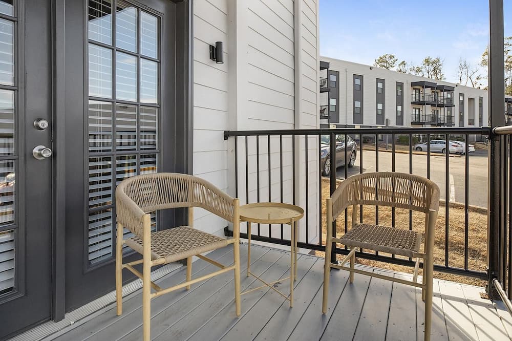 Homewood Apartment | Modern Apartment in Prime Location (ID1403X455)