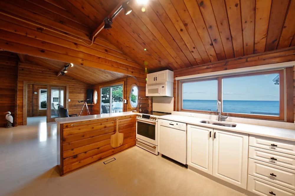 Lusby Cabin | Private beach!! Horizon views of the Chesapeake Bay!! Quaint updated log cabin!!