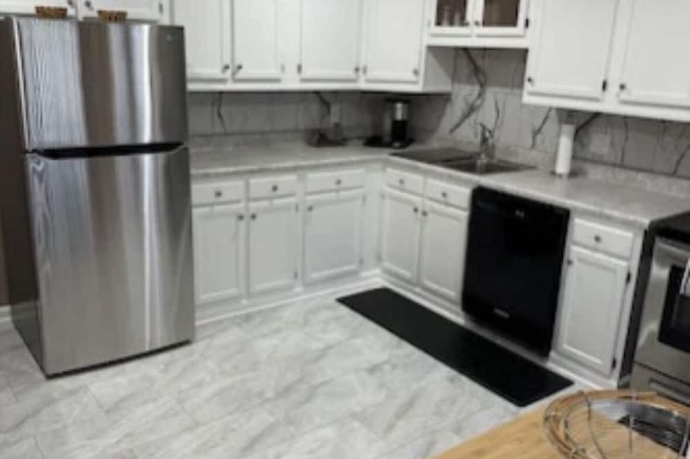 Fairview Park Apartment | Charming new 2-bedroom apartment with AC and WiFi in lovely Fairview Park