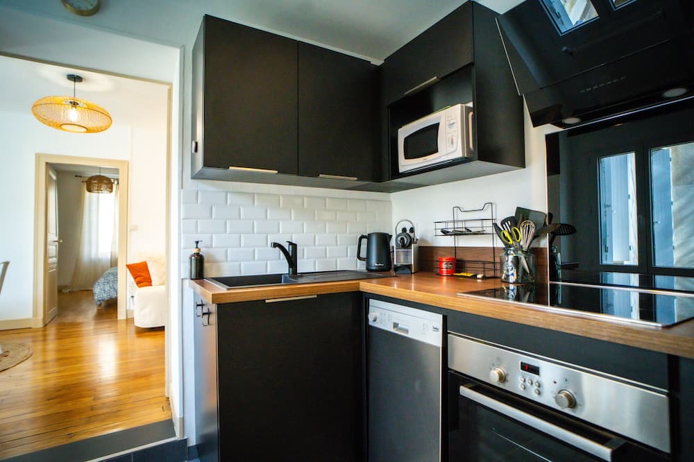 Chateauroux House | Functional townhouse parking terrace and Emma Queen bed close to trains + centre
