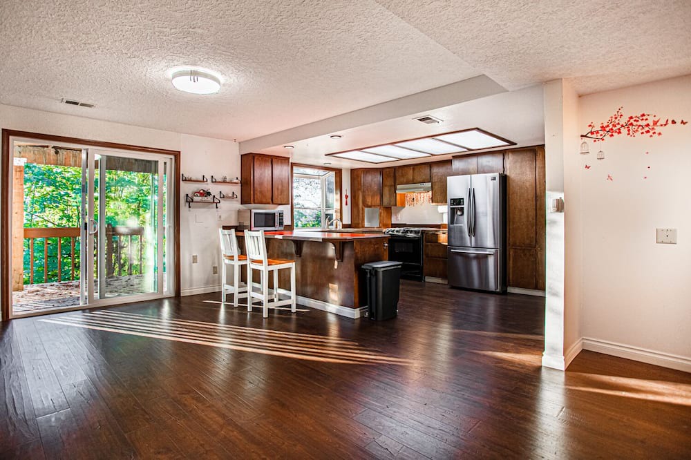 West Linn House | 2,300 sqft Spacious 2-bedroom house Kids Friendly in West Linn