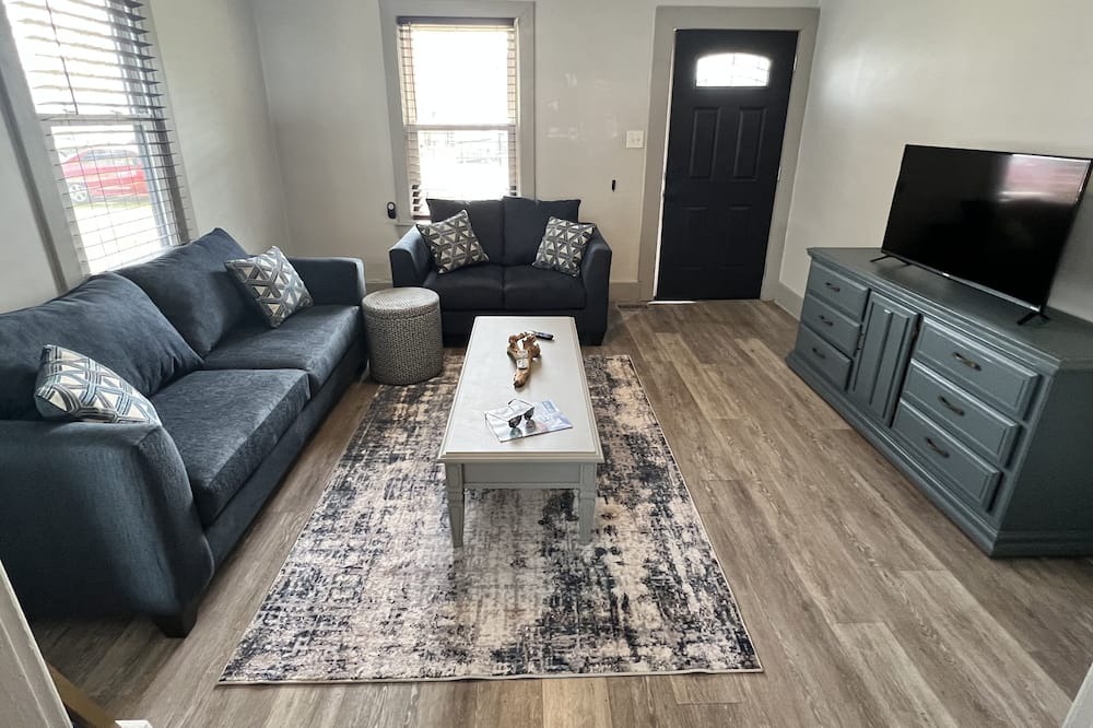 New Albany House | Cozy Home Near Bourbon Trail, Airport & NuLu-Pet Friendly Backyard.