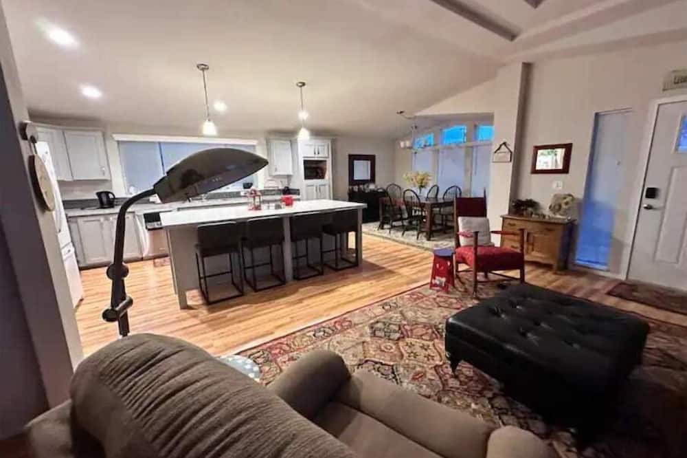 John Day House | New Home in Quiet Neighborhood