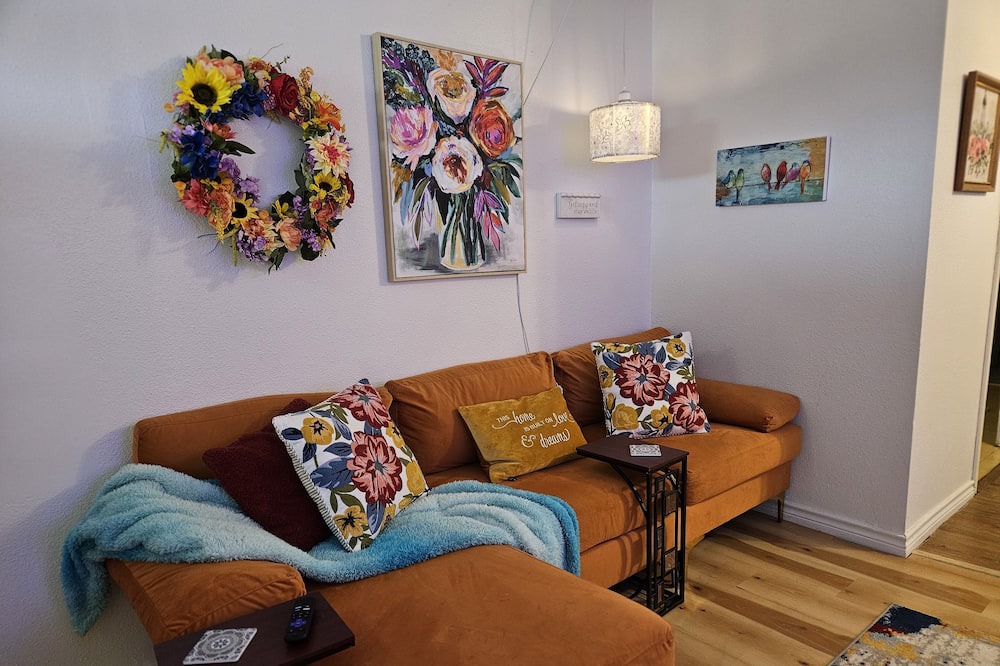 Sayles Blvd. Area House | Cute and cozy 2 bedroom cottage - centrally located and charming!