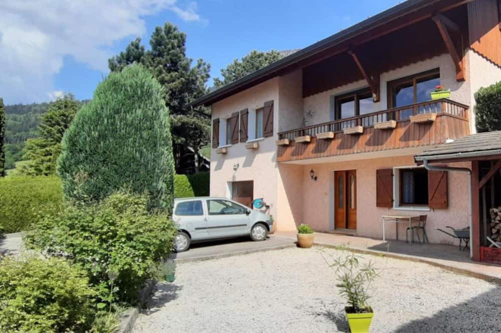 Faverges-Seythenex Apartment | Apartment 'Studio Pres Du Lac D'Annecy' with Mountain View, Private Garden and Wi-Fi