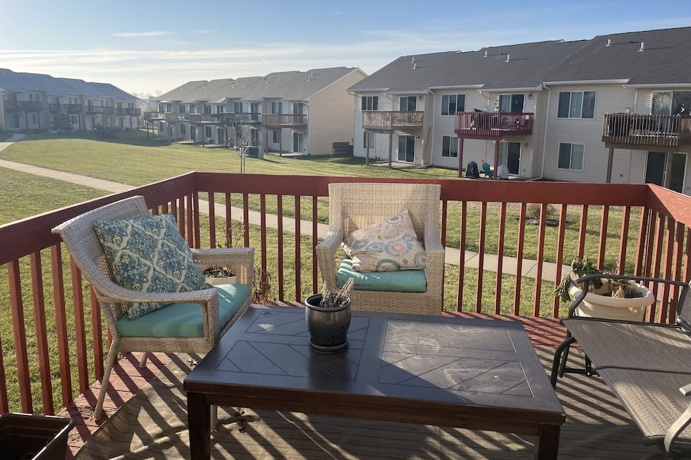 Oakdale Condo | Cheerful 3 bedroom townhouse with fireplace, deck