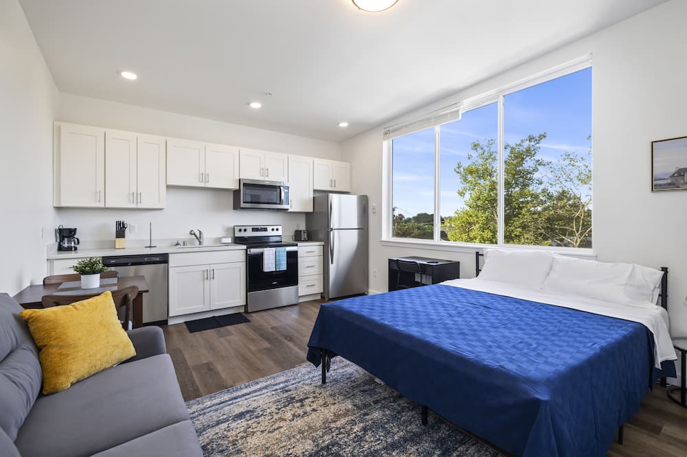 South Tacoma Apartment | Vibrant 5 Apartment Units near McChord AFB