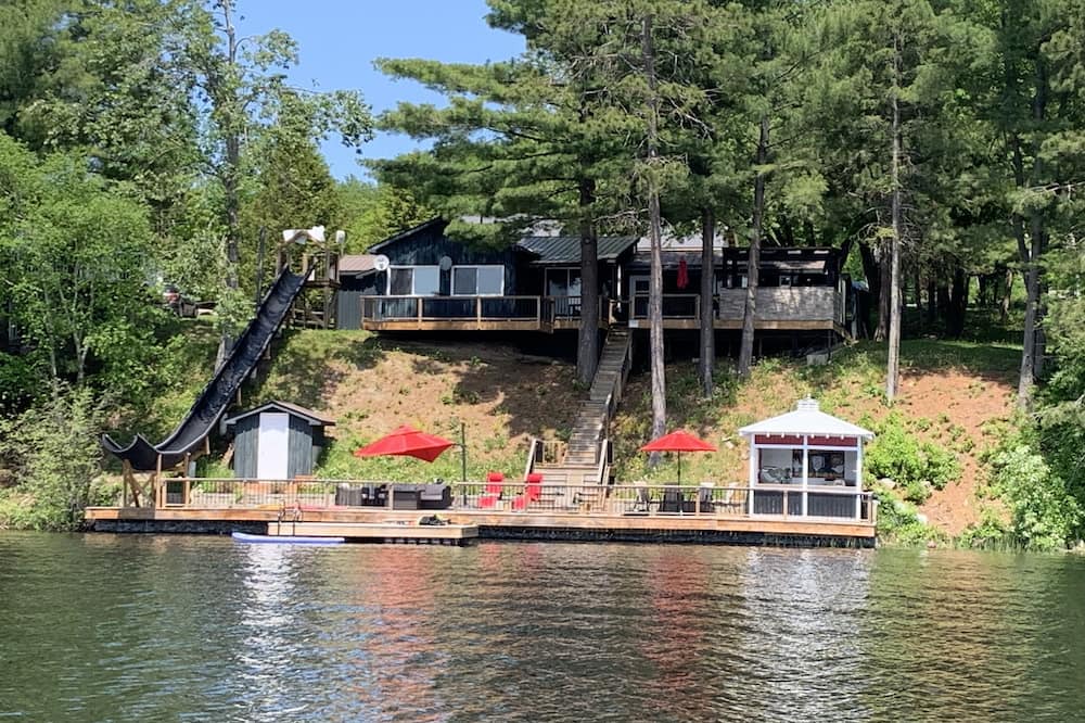 Whitewater Region Cottage | 1 hour west of Ottawa Family friendly Private Nearby amenities Sleeps up to 10