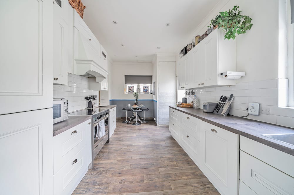 Oxshott House | Pass The Keys - Oxshott Stationside Cottage - Dogs Welcome !